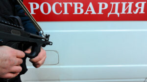 Подробнее о статье Инспектор ДПС выстрелил в сотрудника Росгвардии с автоматом Калашникова