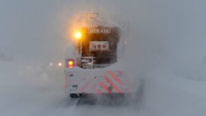 Подробнее о статье Мощный снежный циклон отрезал Сахалин от всего мира — Новости Mail.ru