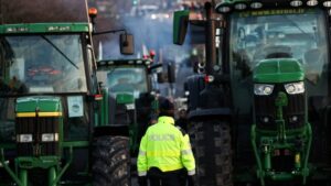 Подробнее о статье Под Парижем арестовали более 90 фермеров, пытавшихся захватить рынок Ранжис — Новости Mail.ru