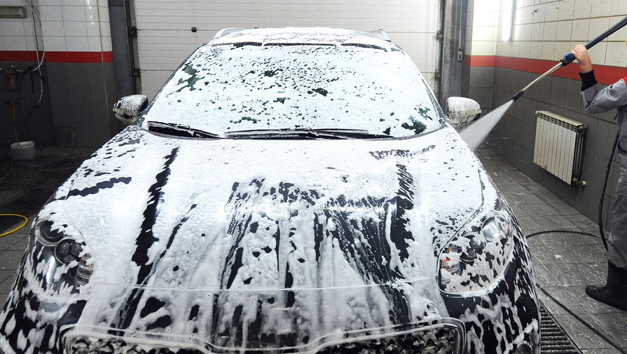 Подробнее о статье Россиянам рассказали, почему надо регулярно смывать весеннюю грязь с машины